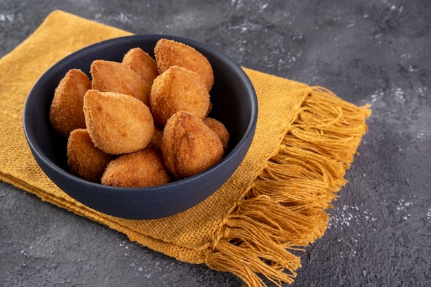 Spuntino fritto brasiliano tradizionale ripieno di pollo. Coxinha de frango.