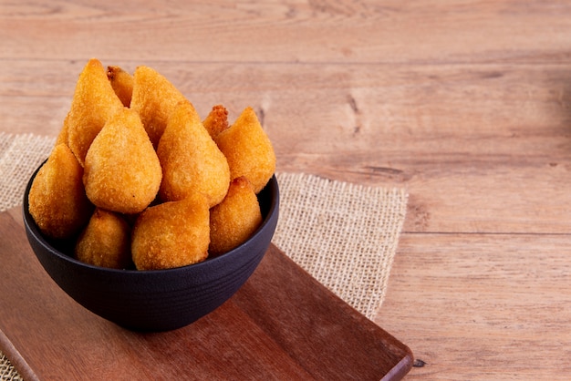 Spuntino fritto tradizionale brasiliano a base di pollo noto come "coxinha"