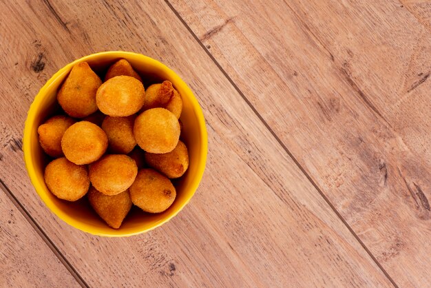 Spuntino fritto tradizionale brasiliano a base di pollo noto come "coxinha"