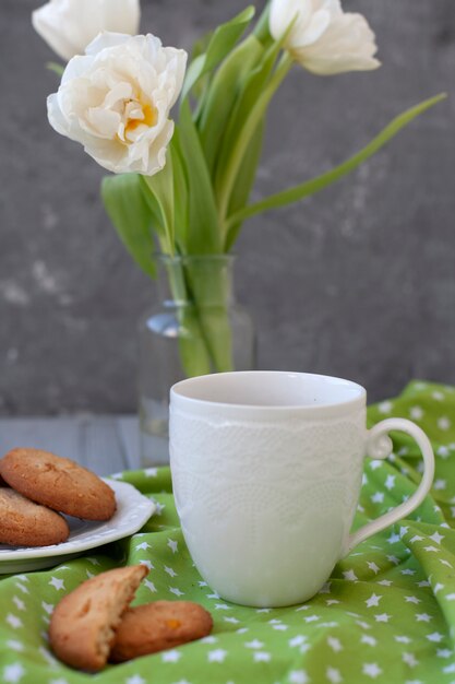 spuntino gustoso. tazza di caffè e un piatto di biscotti.