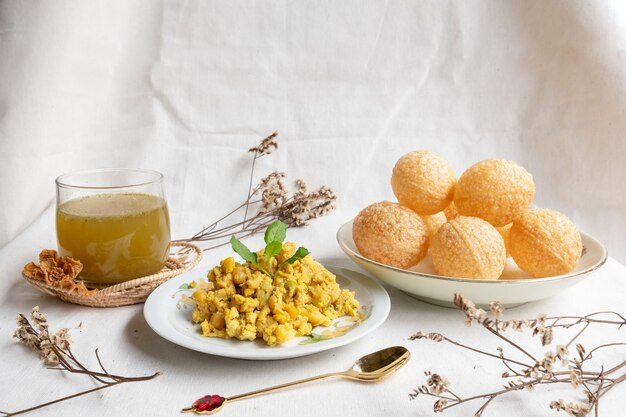 Spuntino indiano pani puri Golgappa fatto in casa su fondo di cotone calico