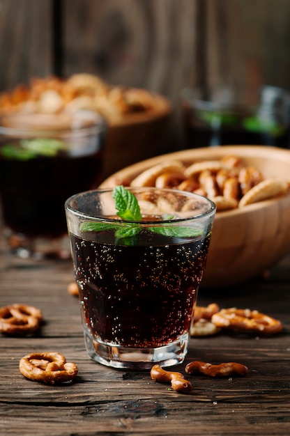 Spuntino malsano sul tavolo di legno