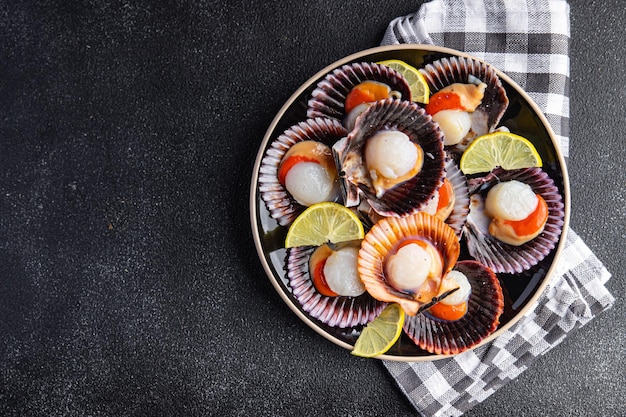 spuntino pasto a base di pesce fresco conchiglia di capesante sul tavolo spazio copia sfondo cibo rustico vista dall'alto