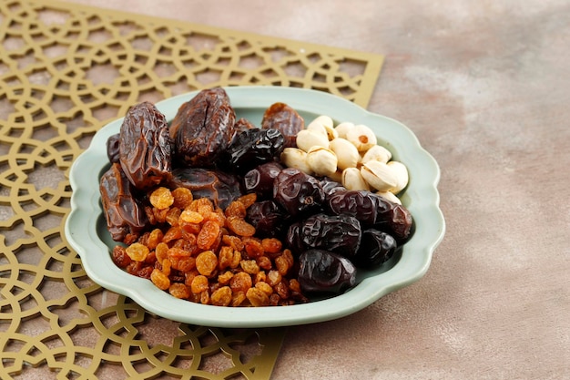 Spuntino per il dolce Takjil Iftar Musulmano Mese del Ramadan Pistacchio Date Frutta e uvetta dorata