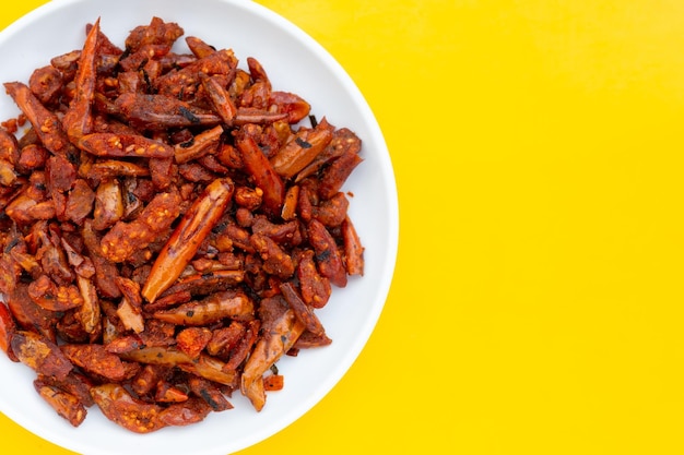 Spuntino piccante al peperoncino fritto su sfondo bianco