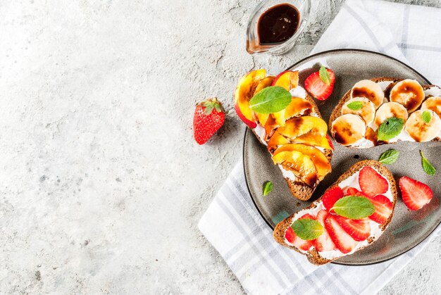 Spuntino salutare per la colazione, toast con toast con frutta e bacche