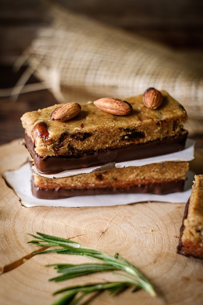 Spuntino sano Barretta energetica di mandorle di avena e mandorle.