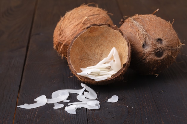 Spuntino sano: chip di noci di cocco tostate sul tavolo di legno