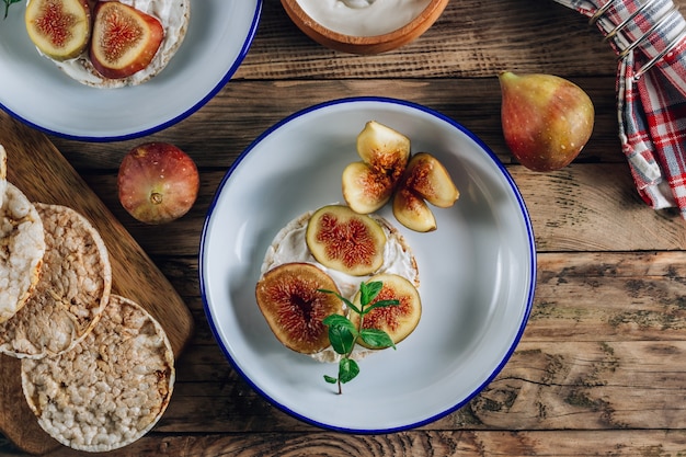 Spuntino sano cracker di pane croccante di riso integrale, fichi e ricotta