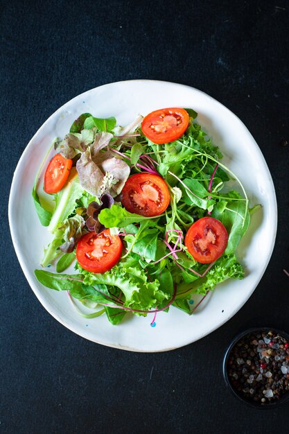 Spuntino sano del cuoco della vitamina della lattuga e delle verdure dell'insalata