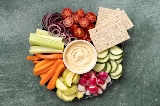 Spuntino sano hummus di ceci con verdure