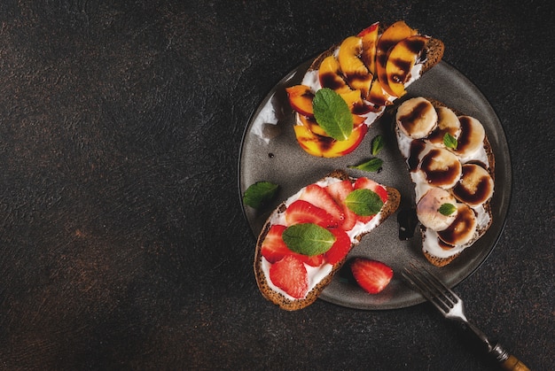 Spuntino sano per la colazione estiva Rye toast sandwich con frutta e bacche