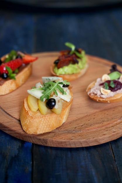 Spuntino su una tavola di legno