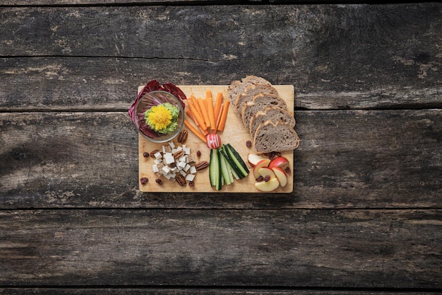 Spuntino vegano sano con verdure crude spalmabili di avocado e pane