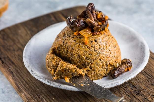 Spuntino vegetariano - patè di fagioli e funghi (funghi al miele) su tavola di legno