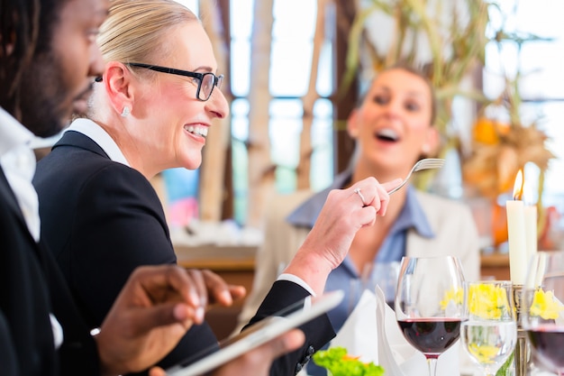 Squadra alla riunione del pranzo di lavoro nel ristorante