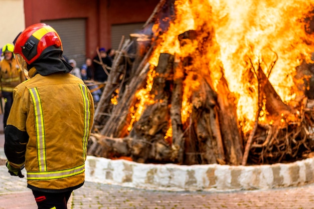 Squadra antincendio spagnola che sorveglia il falò