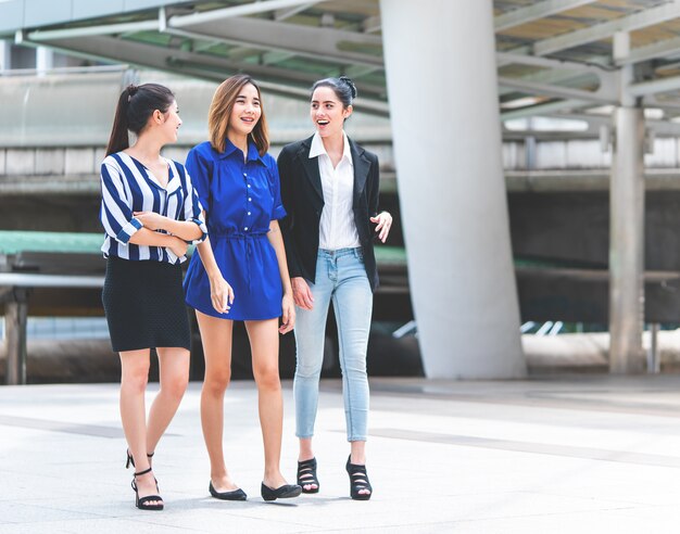 Squadra della squadra della donna di affari di fiducia che cammina all&#39;aperto