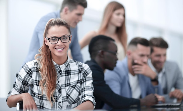 Squadra di affari casual che ascolta durante la riunione in ufficio