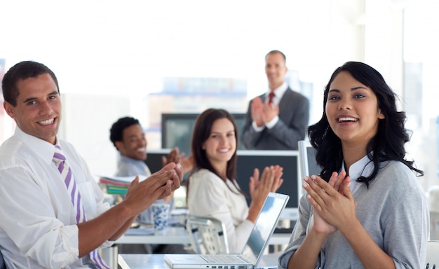 Squadra di affari che applaude un collega dopo una presentazione