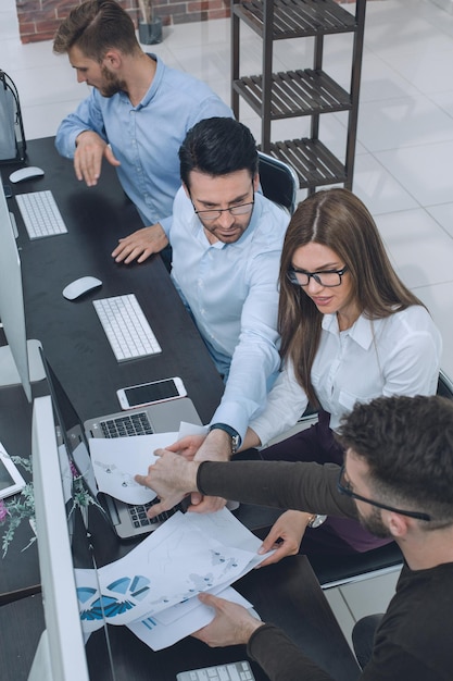 Squadra di affari che discute di schemi di marketingstrategia del concetto di business