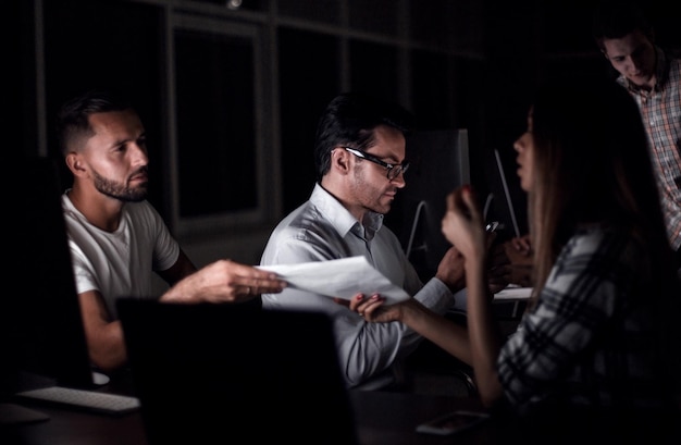 Squadra di affari che discute papers di lavoro con lo spazio della copia