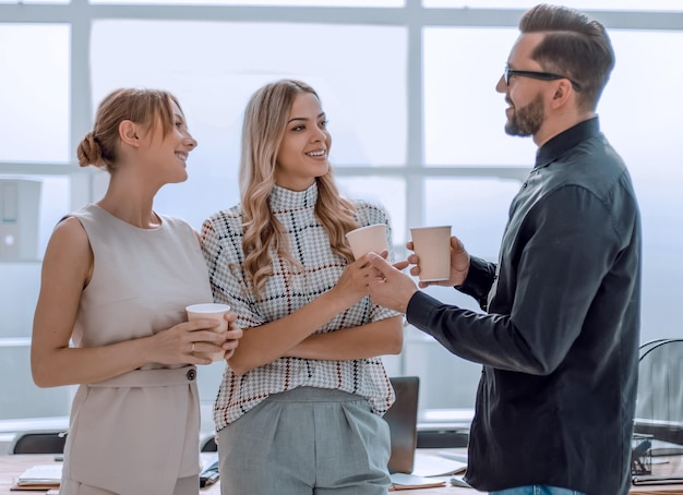 Squadra di affari che discute qualcosa che sta nell'ufficio