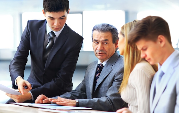 squadra di affari che discute qualcosa in ufficio