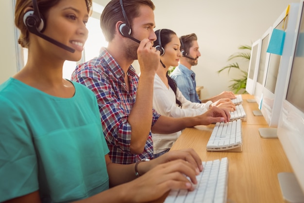 Squadra di affari che lavora al call center