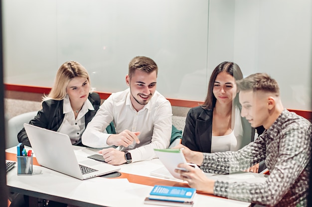 Squadra di affari che lavora in ufficio