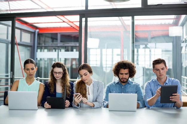 Squadra di affari che lavora insieme nella riunione