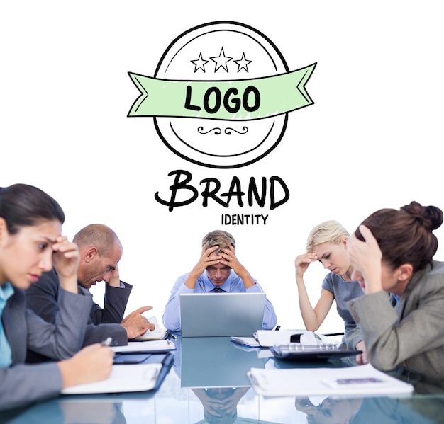 Squadra di affari che sorride alla macchina fotografica contro il doodle di identità di marca