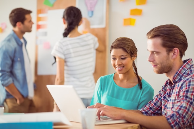 Squadra di affari creativi che lavorano insieme