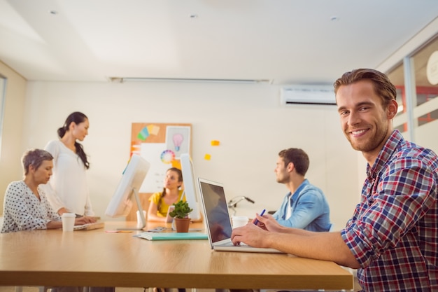 Squadra di affari creativi che lavorano insieme