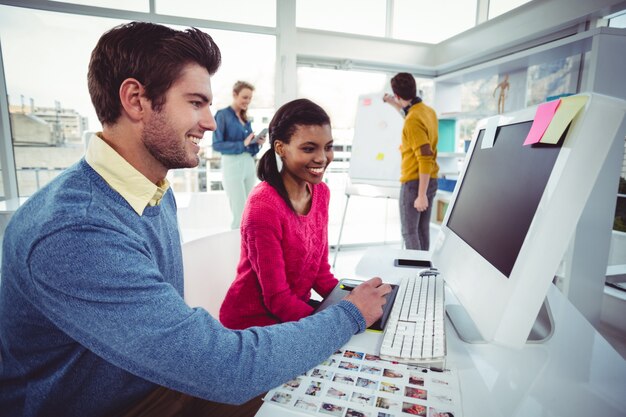 Squadra di affari creativi che lavorano insieme