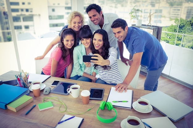 Squadra di affari creativi prendendo un selfie