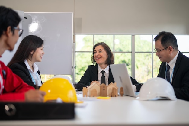 Squadra di affari della gente felice che parla del progetto di costruzione di discussione