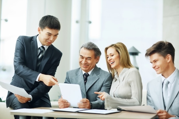 Squadra di affari di successo che discute il piano di lavoro dell'azienda