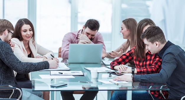 Squadra di affari di successo sul posto di lavoro in ufficio