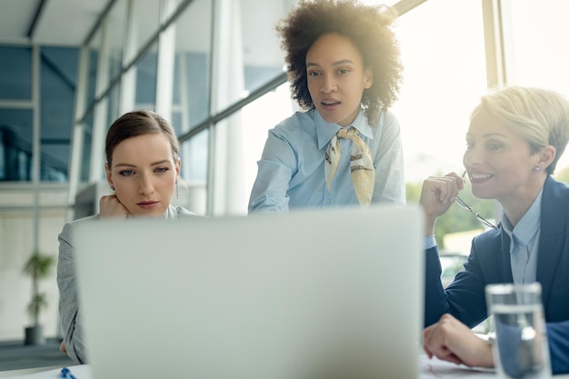 Squadra di affari femminile che lavora su un computer in ufficio