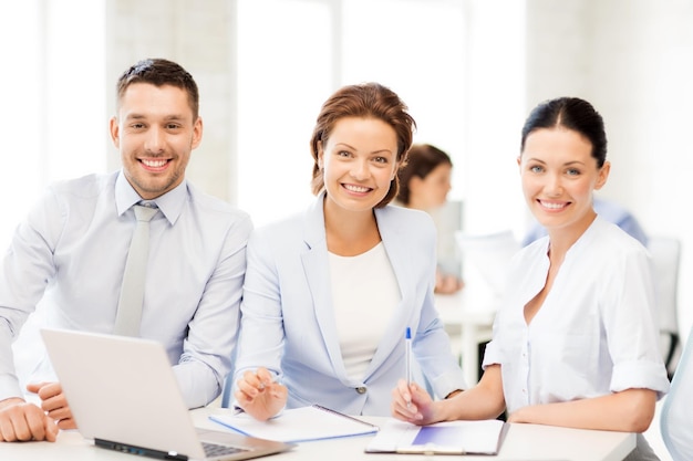 squadra di affari sorridente che discute qualcosa in ufficio