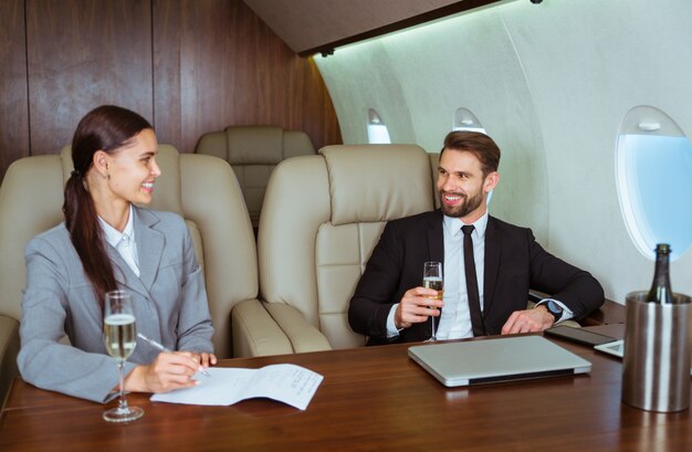 Squadra di affari sul jet privato