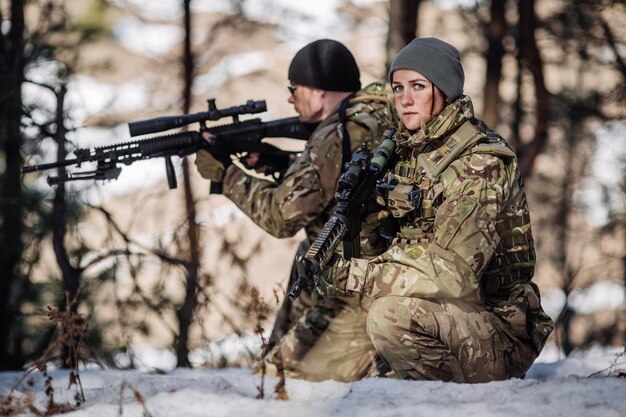 Squadra di armi delle forze speciali nella foresta fredda Guerra invernale e concetto militare