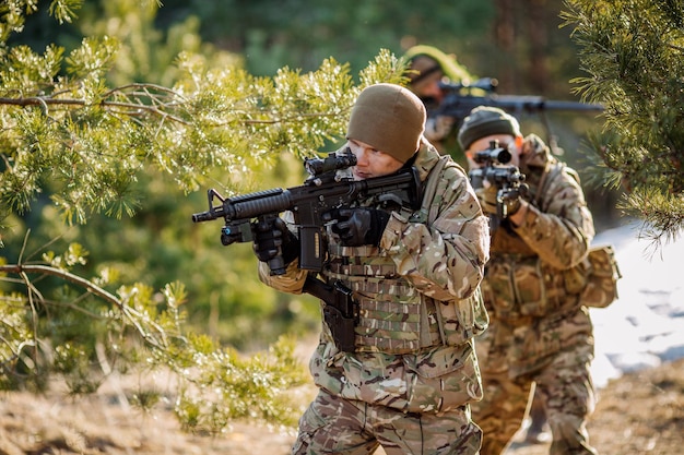 Squadra di armi delle forze speciali nella foresta fredda Guerra invernale e concetto militare