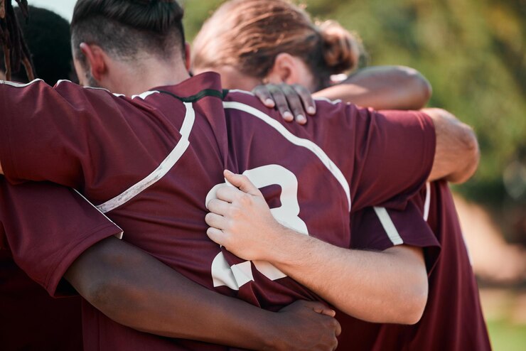 Foto squadra di calcio abbraccio e fitness con sport in campo preghiera e motivazione con sostegno diversità maschile e gruppo atleti con collaborazione per la rimonta e solidarietà con impegno in cerchio