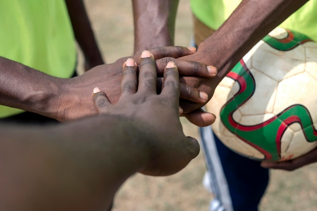 Squadra di calcio in pausa facendo tremare la mano