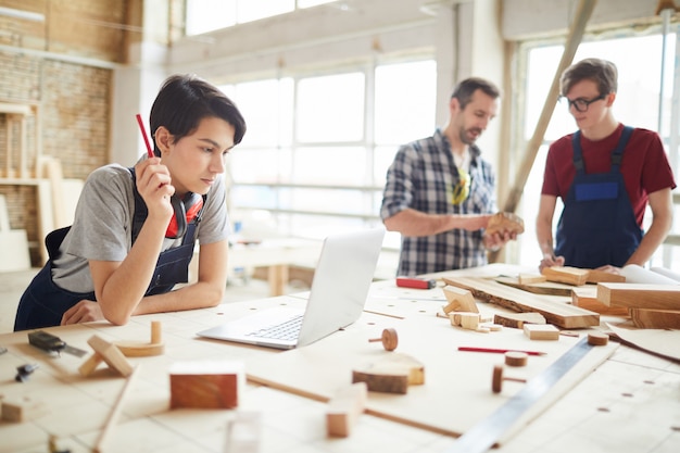 Squadra di carpentieri moderni che lavorano al progetto