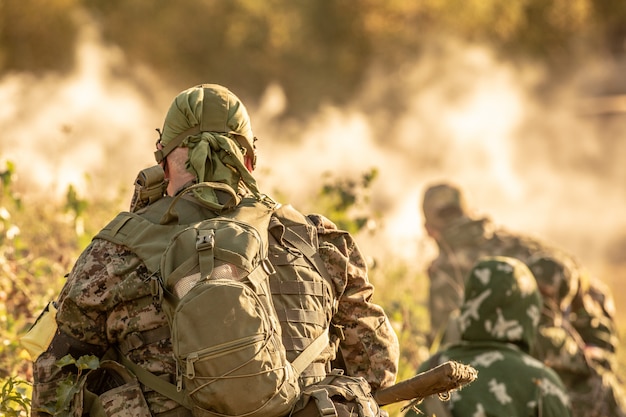 Squadra di cecchino armata di grosso calibro, fucile di precisione, che spara a bersagli nemici a distanza dal rifugio, seduto in agguato