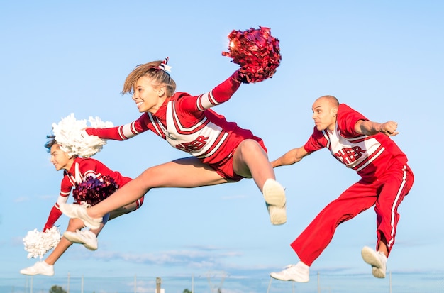 Squadra di cheerleader con allenatore maschio