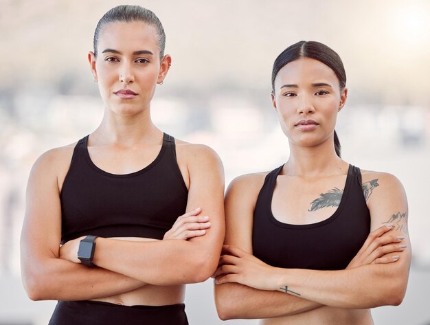 Squadra di corridori sportivi donne in leadership, successo e partnership per fitness, salute e allenamento insieme, maratona e cardio esercizio, amiche atlete in solidarietà e collaborazione